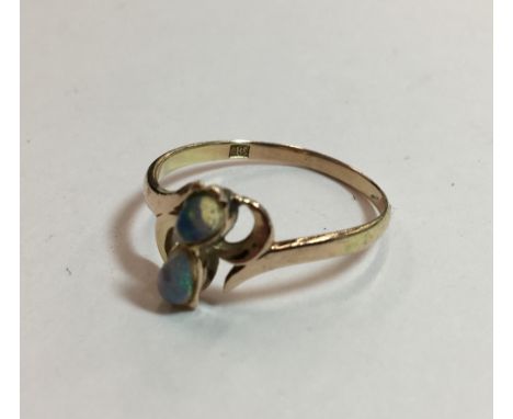 A 585 gold opal set ring (1.4 grammes total weight)