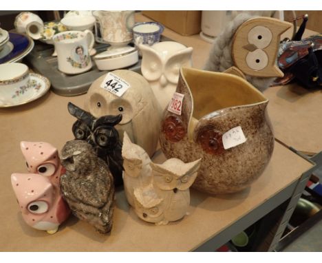 Group of collectable ceramic owl figurines 