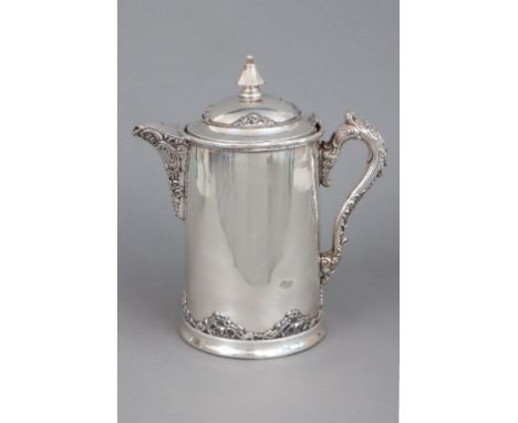 versilbertes Metall (Poole Silver So., Massachusetts), um 1890, zylindrischer Korpus mit Ohrengriff und kurzem Ausguss, Schar