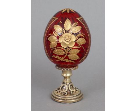 rubinrotes Glas mit geschliffenem Vasen-, Floral- und Netzdekor, mattgold staffiert, auf vergoldetem Silber-Stand mit Empire-