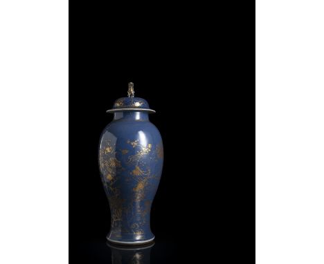Deckelvase aus Porzellan mit puderblauem Fond und Goldmalerei, Deckel mit LöwenknaufChina, Kangxi-PeriodeH. 58 cmPrivatbesitz
