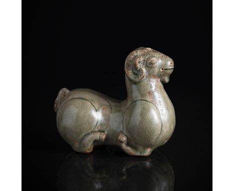 Seladon-Gefäß in Form eines WiddersChina, wohl westliche Jin-DynastieL. 15,2 cmLiegende Figur mit angezogenen Beinen, erhöhte