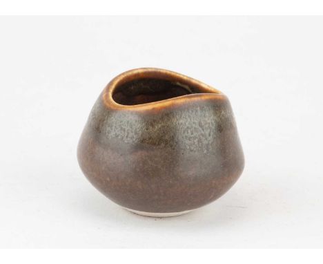 † RUTH DUCKWORTH (1919-2009); a small porcelain mustard pot covered in iron and copper green glaze with manganese rim, incise