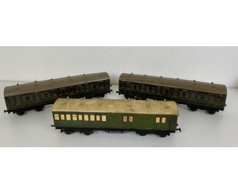 Assorted O gauge carriages, some possibly Leeds Model Co (2 boxes)attic stored 