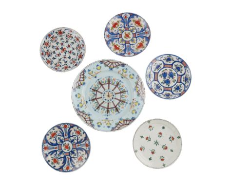 COLLECTION OF POLYCHROME PAINTED DELFTWARE 18TH CENTURY comprising an 'Ann Gomm' type charger, in manganese with radiating li