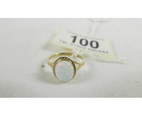 A 9ct yellow gold oval opal ring, size O.