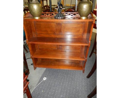 A mahogany 3 shelf book case. ****Condition report**** In good clean condition.
Width 91cm.
Height 97cm.
Depth 25cm.
