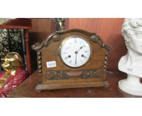An oak 8 day mantel clock, in working order.