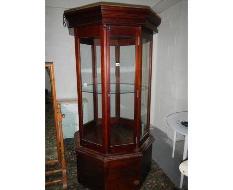 A large octagonal shop display cabinet. ****Condition report**** Only has provision for 1 shelf which it has.Generally in goo