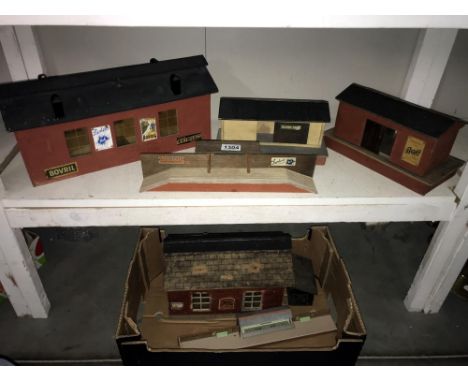 A mixed lot of vintage O' gauge wooden railway buildings to include Bassett Lowke Engine Shed, Hugar and other manufacturers.