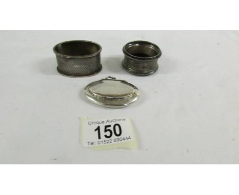 2 silver napkin rings and a silver snuff box.