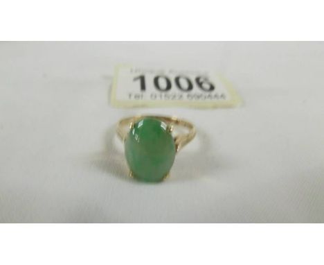 A 9ct gold ring set green stone, size N half.