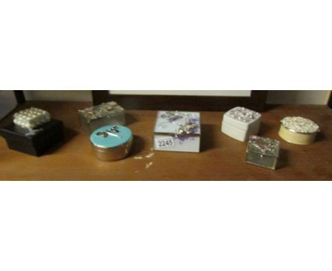 7 decorative trinket boxes.