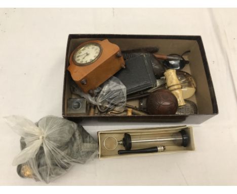 A box of vintage odds to inc corkscrews, an ivory-handled boot pull, glasses, clock, treen, Tunbridgeware etc