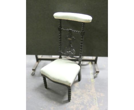 Victorian ebonized oak gothic revival prie dieu with bobbin turned backrest, united by a central cross and finished with gree