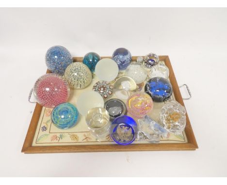 Tray of mixed art glass paperweights to include a limited edition aquarium paperweight by Caithness no 42 / 500, an example f