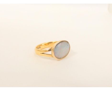 Opal ring (opal cracked) in 18ct gold. 6.6g gross