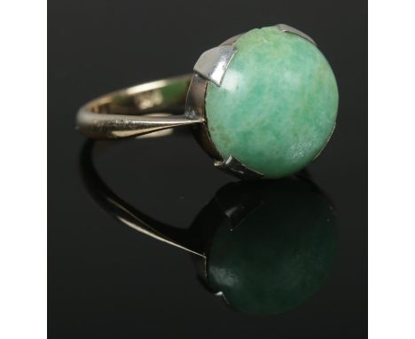 A 9ct Gold ring, with large polished jade coloured stone. Size O. Total weight: 2.88g  