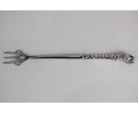 An Elizabeth II silver handled pickle fork with lion head finial, marks worn, Birmingham 1972