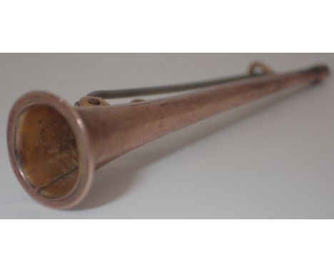 9ct gold vintage hunting horn brooch, L: 5 cm