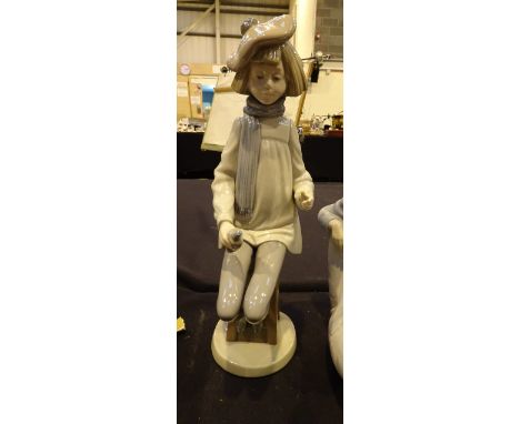 Large seated Nao figruines, H: 34 cm   CONDITION REPORT:  No visible crack, chips or restoration