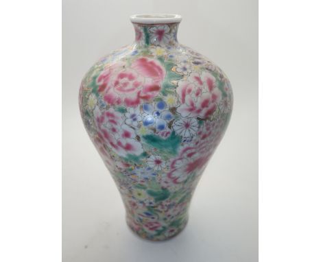 Early Oriental ceramic famille rose bottle vase, H: 20 cm    CONDITION REPORT:  No apparent damage or restoration.