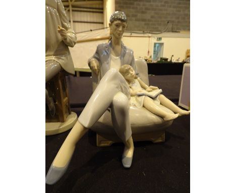 Large Lladro figurine, father and daughter, H: 24 cm    CONDITION REPORT:  No visible cracks, chips or restoration. Please be