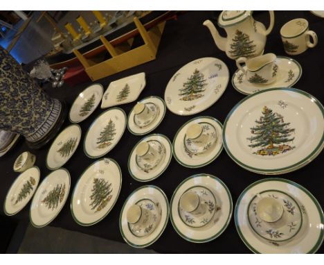 Spode Christmas Tree ceramics, thirty five pieces