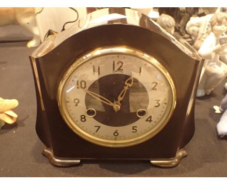 Smiths vintage bakelite mantle clock with pendulum and key, H: 19 cm