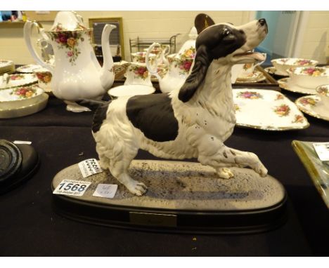 Beswick Spaniel on ceramic base, L: 29 cm 