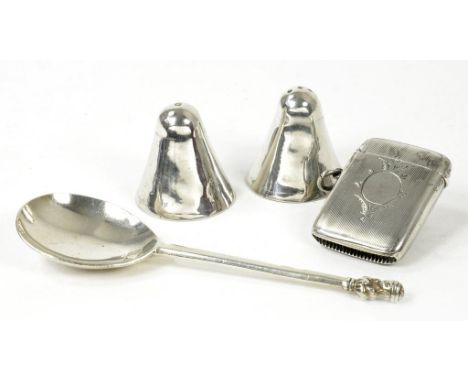 A 16TH CENTURY STYLE SILVER REPLICA MAIDENHEAD SPOON, LONDON 1938, A SILVER VESTA CASE AND A PAIR OF SILVER SALT AND PEPPER C