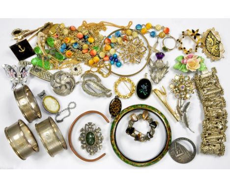 MISCELLANEOUS VINTAGE COSTUME JEWELLERY AND ONE AND A PAIR OF SILVER NAPKIN RINGS, ENGINE TURNED