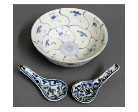 An early 19thC. Tek Sing cargo shipwreck Chinese porcelain bowl 6.25in wide &amp; two spoons