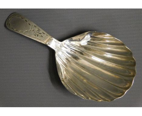 A London 1788 George III silver shell shaped caddy spoon, 6.4g