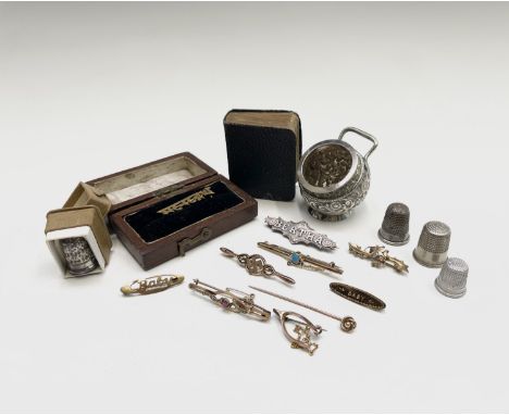A miscellaneous lot with four gold brooches and a gold stick pin 9.1gm, a high purity Calcutta gold brooch with base metal pi