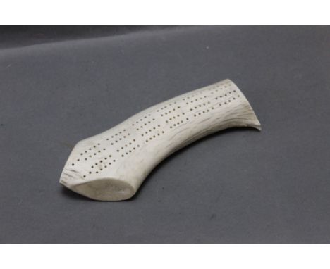 A North American elk antler cribbage board, length 21 cm.