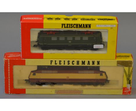 H0 scale Fleischmann. 2 x pantograph electric locomotives. Overall F. Body loose to one & buffers missing to the other.