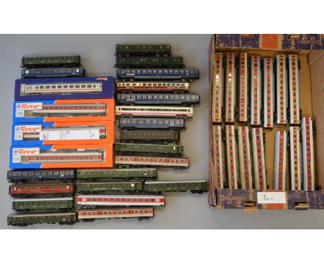 H0 scale. Approx 40 x Boxed & unboxed assorted coaches. Overall F/G some with slight damage.