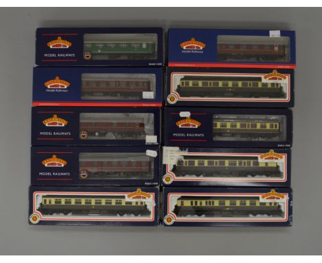 OO Gauge. Bachmann 10 x assorted coaches, various liveries. All G boxed.
