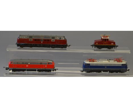 H0 scale Fleischmann & Roco 4 x locomotives. Overall F some damage, buffers missing etc.