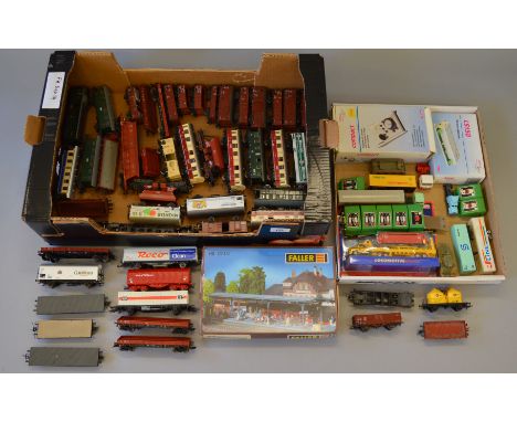 H0 scale. Approx 50 x assorted rolling stock. Overall F/G some with slight damage. Together with assorted accessories.