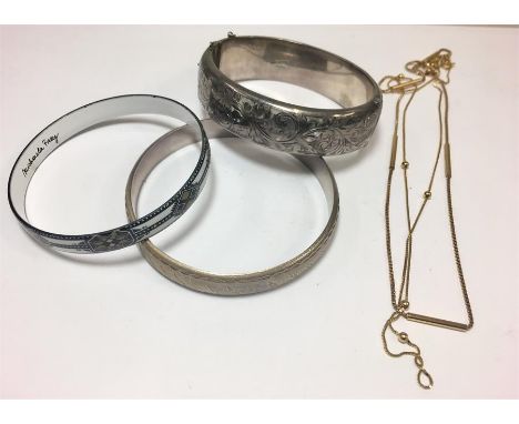 2 Silver bracelets a Michaila Frey Bangle with 2 9 carat Gold chains weight of Gold 6.3 grams