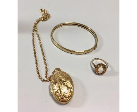 Selection of 9ct gold Jewellery includes cameo Ring Locket & Chain & bangle total weight 15g 