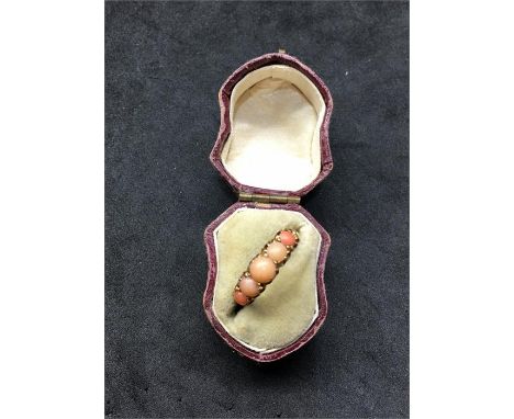 Antique 18ct Gold Coral set Ring weight 3.2g