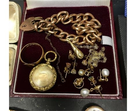 Collection of Gold jewellery to include 14ct necklace, , 22ct Ring etc, Weightable gold: 9ct approx 12 grams, 14ct approx 20 