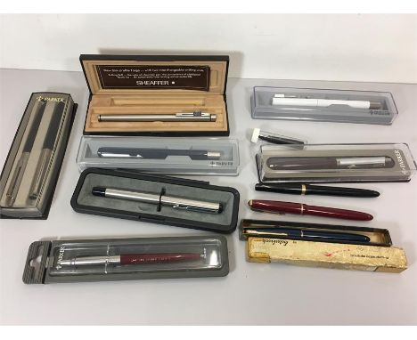 Selection of vintage and later parker pens 