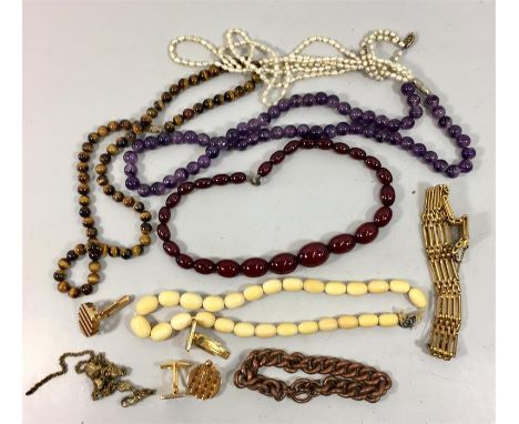 Bag of vintage and later costume jewellery to include beads ect 