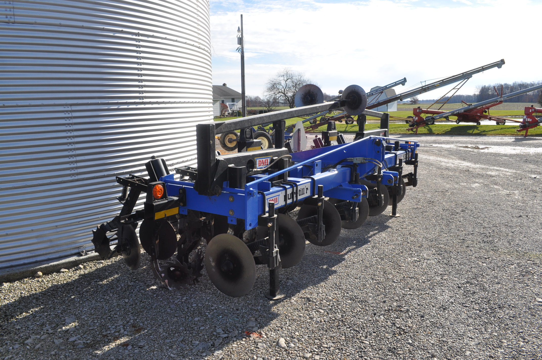 DMI 5310 6 row striptill bar, 3 pt, markers, row cleaners, baskets