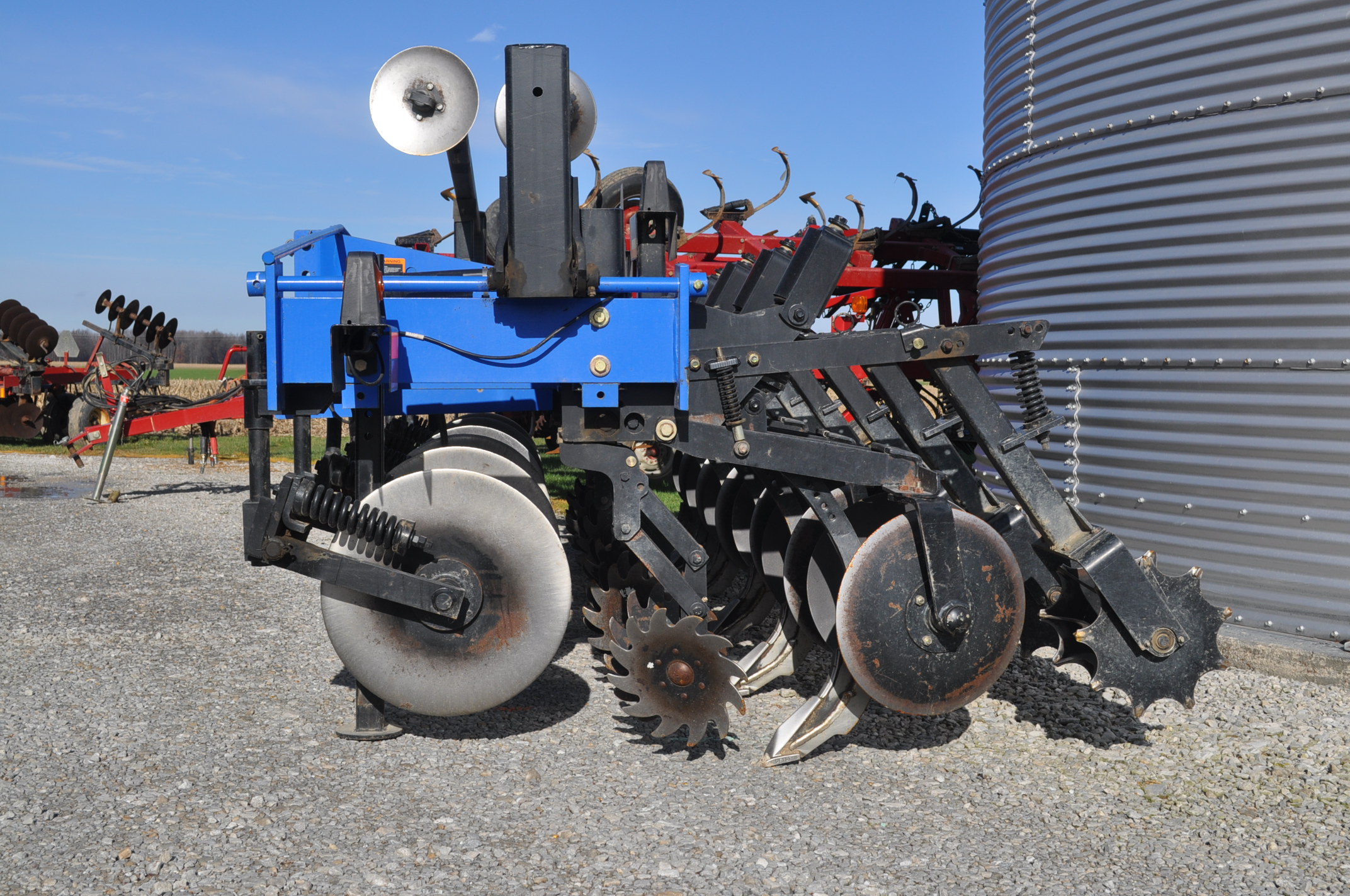 DMI 5310 6 row striptill bar, 3 pt, markers, row cleaners, baskets