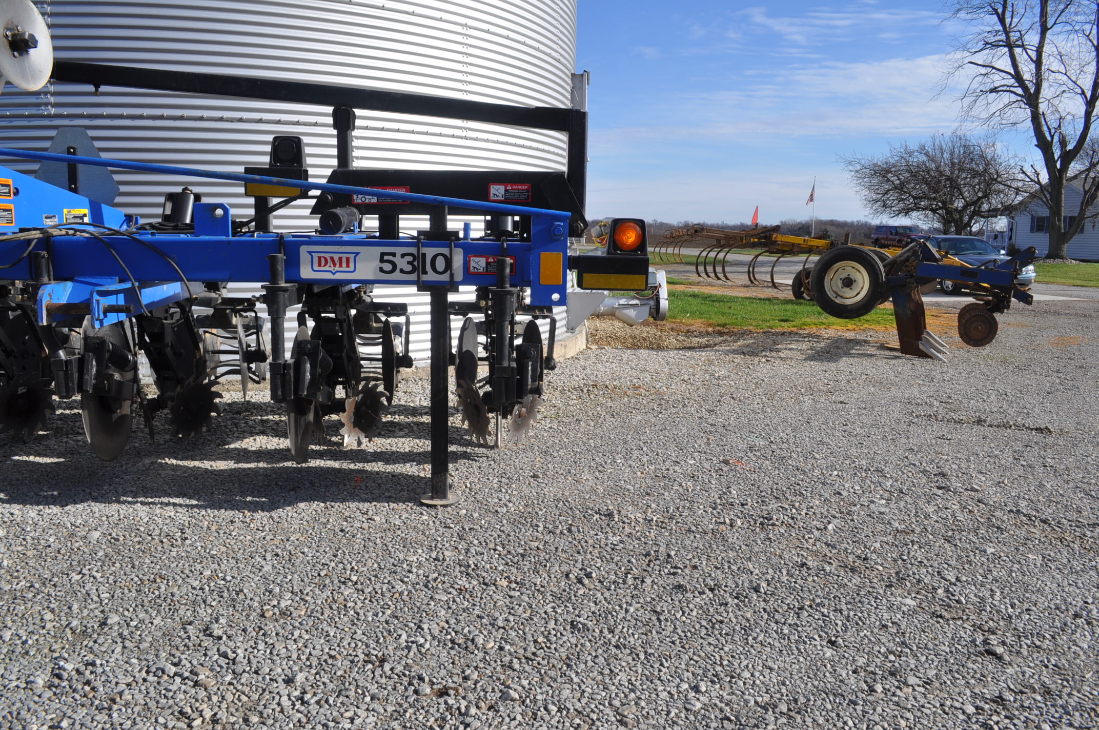 DMI 5310 6 row striptill bar, 3 pt, markers, row cleaners, baskets